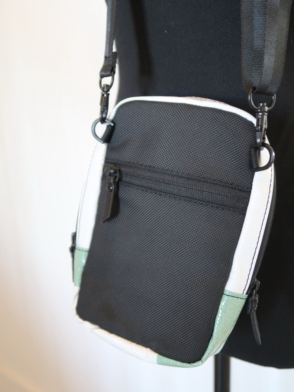 Green & White Crossbody Phone Pouch - Lightweight Bag - Picture 3 of 3
